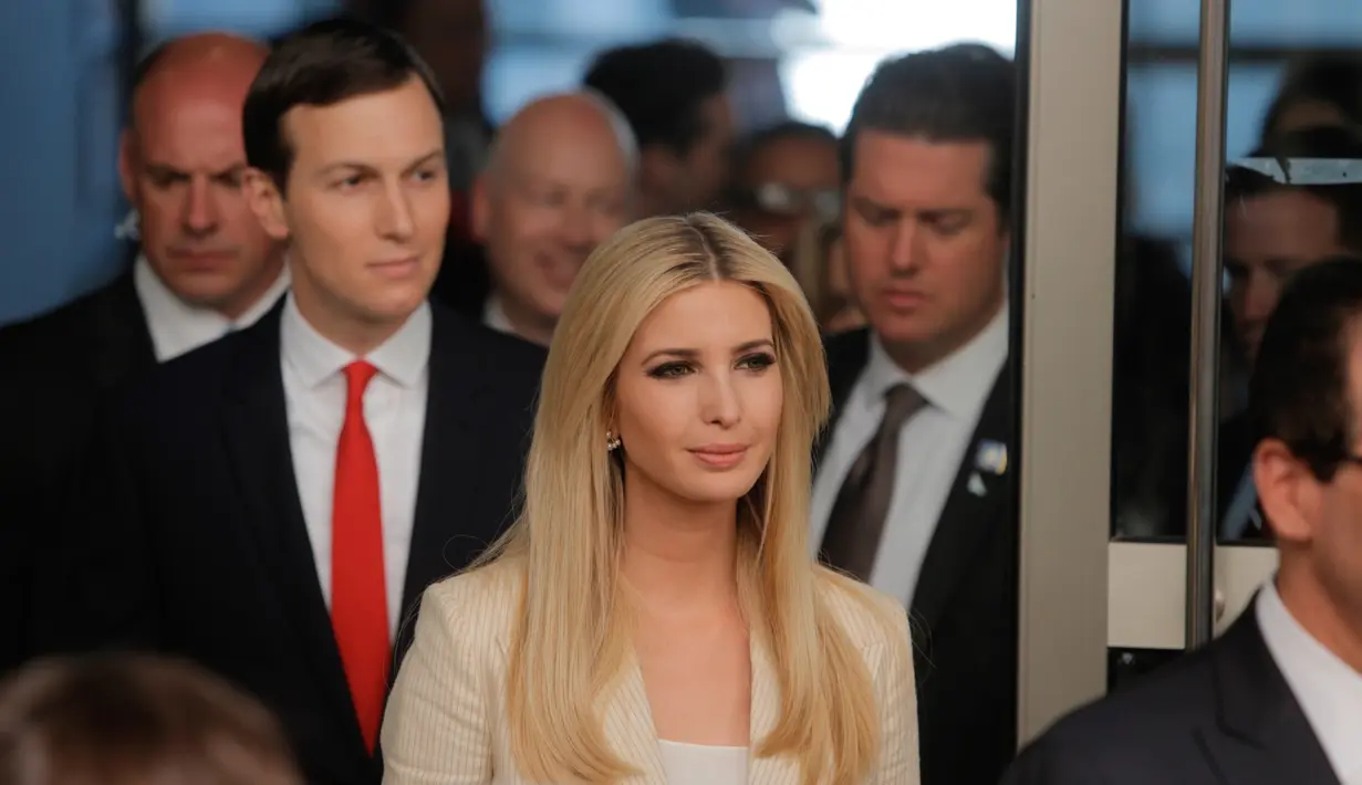 Putri Donald Trump Ivanka Trump saat menghadiri peresmian pembukaan kedutaan AS di Yerusalem (14/5). Setidaknya 54 dari 86 duta besar untuk Israel, memboikot upacara peresmian Kedutaan Besar Amerika Serikat di Yerusalem. (AP Photo/Sebastian Scheiner)