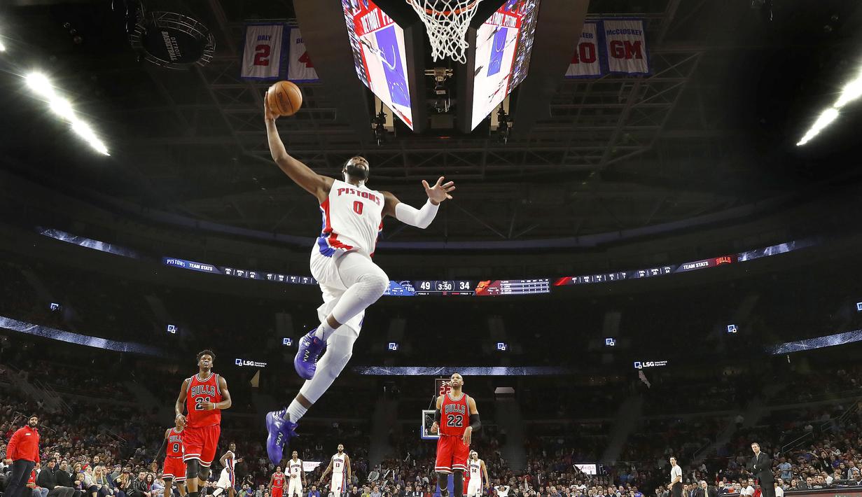 Aksi pemain Detroit Pistons, Andre Drummond #0 saat melakukan dunks melawan Chicago Bulls pada laga NBA di Auburn Hills, (07/12/2016). Detroit menang 102-91. (AP/Paul Sancya)
