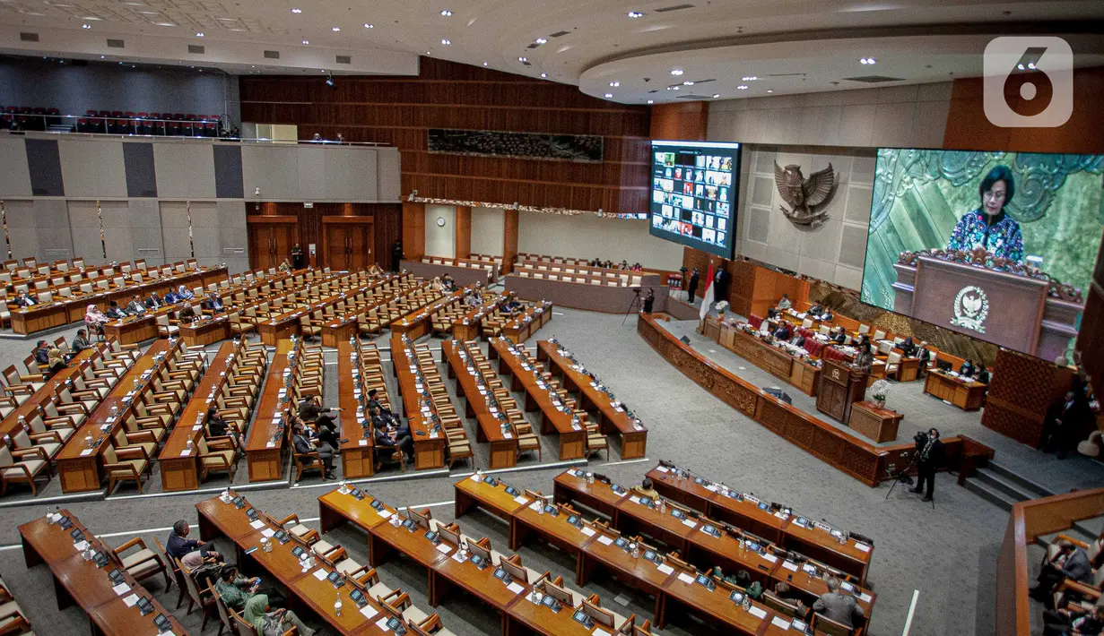 Rapat kali ini juga dihadiri oleh Menteri Keuangan Sri Mulyani Indrawati yang menyampaikan tanggapan dari pemerintah serta didampingi oleh jajaran Kementerian Keuangan lainnya. (Liputan6.com/Faizal Fanani)
