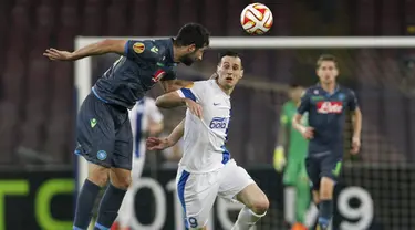 Duel panas terjadi di leg pertama semifinal Europa League antara Napoli dengan Dnipro Dnipropetrovsk di Stadion San Paolo , Italia, Kamis (7/5/2015). Napoli bermain imbang 1-1 atas Dnipro Dnipropetrovsk. (REUTERS/Ciro De Luca)