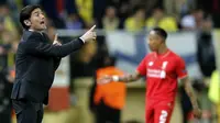 Pelatih Villarreal, Marcelino, saat memberi instruksi kepada anak-anak asuhnya pada laga leg pertama semifinal Liga Europa melawan Liverpool. (EPA/Peter Powell)