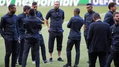 Para pemain Juventus saat mengunjungi lapangan stadion Camp Nou di Barcelona, Spanyol (11/9). Juventus akan menghadapi Barcelona pada laga pertama penyisihan grup D Liga Champions. (AFP Photo/Jaime Reina)