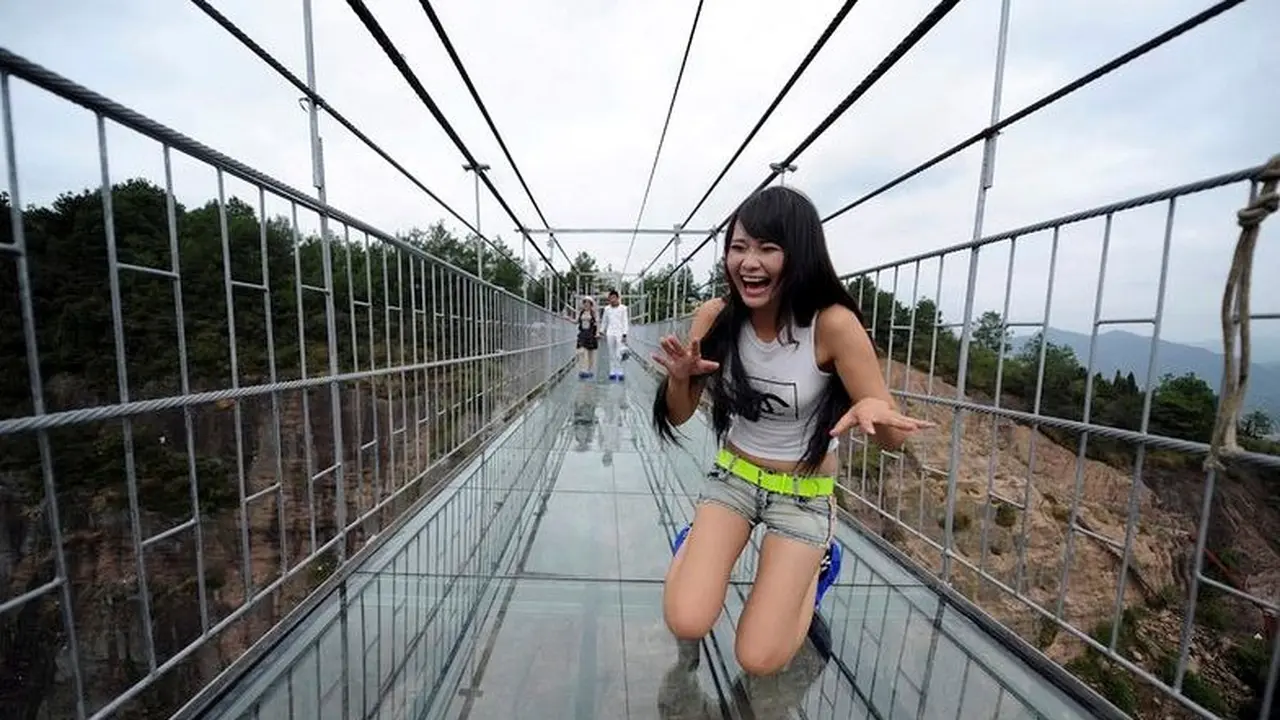 Jembatan Kaca Terpanjang dan Tertinggi di Dunia, Resmi Dibuka