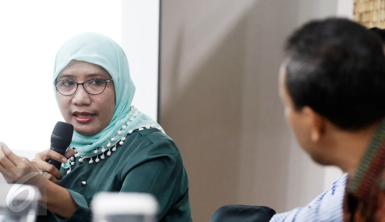 Dr. Andi Nurpati memberikan paparan saat diskusi hasil survei emrus corner di Jakarta, Minggu (13/3/2016). Perempuan Jakarta menyukai Hasnaeni karena dianggap tokoh peduli pada kehidupan rakyat dan rajin turun ke masyarakat. (Liputan6.com/Faizal Fanani)