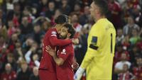 Penyerang Liverpool Mohamed Salah berselebrasi dengan Virgil van Dijk setelah mencetak gol kedua untuk timnya ke gawang Rangers dalam partai matchday 3 fase grup Liga Champions 2022/2023 yang digelar di Anfield, Rabu (5/10/2022) dini hari WIB. Liverpool sukses mengandaskan Rangers dengan skor 2-0. (AP Photo/Rui Vieira)