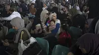 Warga Palestina menunggu untuk menyeberang ke Mesir via Perbatasan Rafah, Jalur Gaza, pada Rabu, 1 November 2023. (AP Photo/Fatima Shbair)