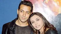 Rani Mukerji memberikan komentar lucu melihat rekannya, Salman Khan sibuk bermain boneka (YouTube)