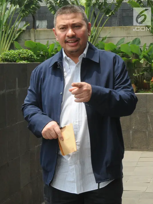Ketua Fraksi PAN Mulfachri Harahap tiba untuk pemeriksaan di Gedung KPK, Jakarta, Rabu (20/2). Mulfachri memenuhi panggilan KPK untuk dimintai keterangan sebagai saksi kasus suap Dana Alokasi Khusus (DAK) Kabupaten Kebumen. (Merdeka.com/Dwi Narwoko)