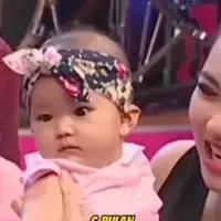 Bilqis lahir pada tahun 2013 dan sosoknya menjadi sorotan sejak hadir ke dunia. Ini adalah potret Bilqis di usia 6 bulan yang sempat dibangikan Ayu di Instagram. [Foto: Instagram Stories/ayutingting92]