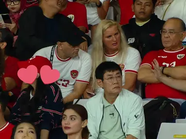 Rupanya, kehadiran Lee Kyung Kyu merupakan wujud janji yang pernah diucapkannya kepada pelatih Timnas Indonesia, Shin Tae-yong. Dalam sebuah video di YouTube yang dirilis pada Juli 2024, Lee Kyung Kyu mengungkapkan keinginannya untuk menonton pertandingan kandang Timnas Indonesia. (Liputan6.com/X/@kimjuncotton_o)