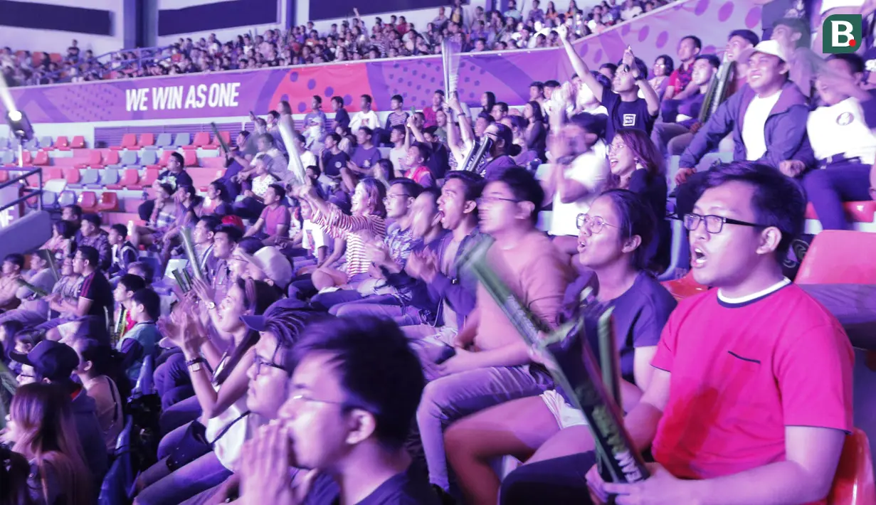 Dukungan suporter saat Indonesia melawan Filipina pada laga final Mobile Legends SEA Games 2019 di Filoil Flying V Center, Manila, Minggu (8/12). Indonesia kalah 2-3 dari Filipina. (Bola.com/M Iqbal Ichsan)