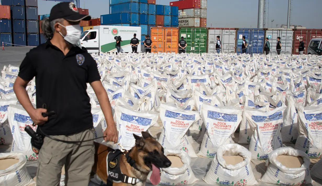 Kokain dalam jumlah besar yang disembunyikan di dalam pupuk diperlihatkan di Pelabuhan Ambarli di Istanbul, Turki, pada 6 Oktober 2020. Polisi Turki menyita 228 kilogram kokain di sebuah pelabuhan yang berada di kota terpadat di Turki, Istanbul, dan menahan sembilan tersangka. (Xinhua/Osman Orsal)