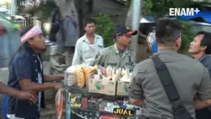 Razia PKL yang dilakukan petugas Satpol PP Kota Jakarta Pusat di Kawasan Senen nyaris berbuntut perkelahian antara petugas dengan PKL.