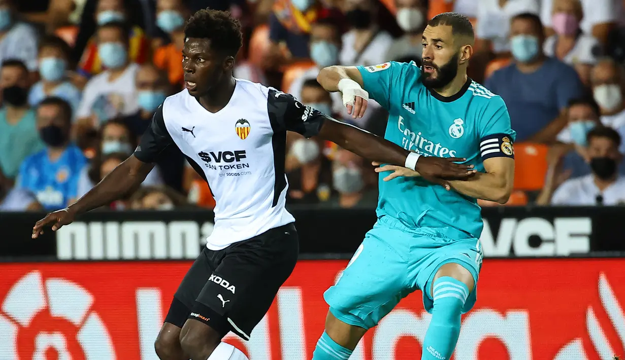 Yunus Musah. Gelandang Amerika Serikat berusia 19 tahun yang merupakan produk asli Akademi Arsenal ini dipromosikan dari tim remaja ke tim U-18 pada awal musim 2018/2019. Setelah 1 musim, tim U-18 Arsenal melepasnya secara gratis ke Valencia B di awal musim 2019/2020. Satu musim memperkuat Caencia B, ia akhirnya dipromosikan ke tim senior Valencia pada awal musim 2020/2021 dan bertahan hingga kini. Selama 2 musim, ia telah tampil dalam 71 laga di semua ajang dengan torehan 5 gol dan 1 assist. (AFP/Jose Jordan)