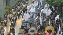 Dalam aksi tersebut mereka meminta manajemen untuk menghentikan pemutusan hubungan kerja (PHK) massal, Jakarta, Jumat (28/10). Serikat pekerja menolak alasan manajemen yang mem-PHK dengan tujuan tranformasi. (Liputan6.com/Angga Yuniar)