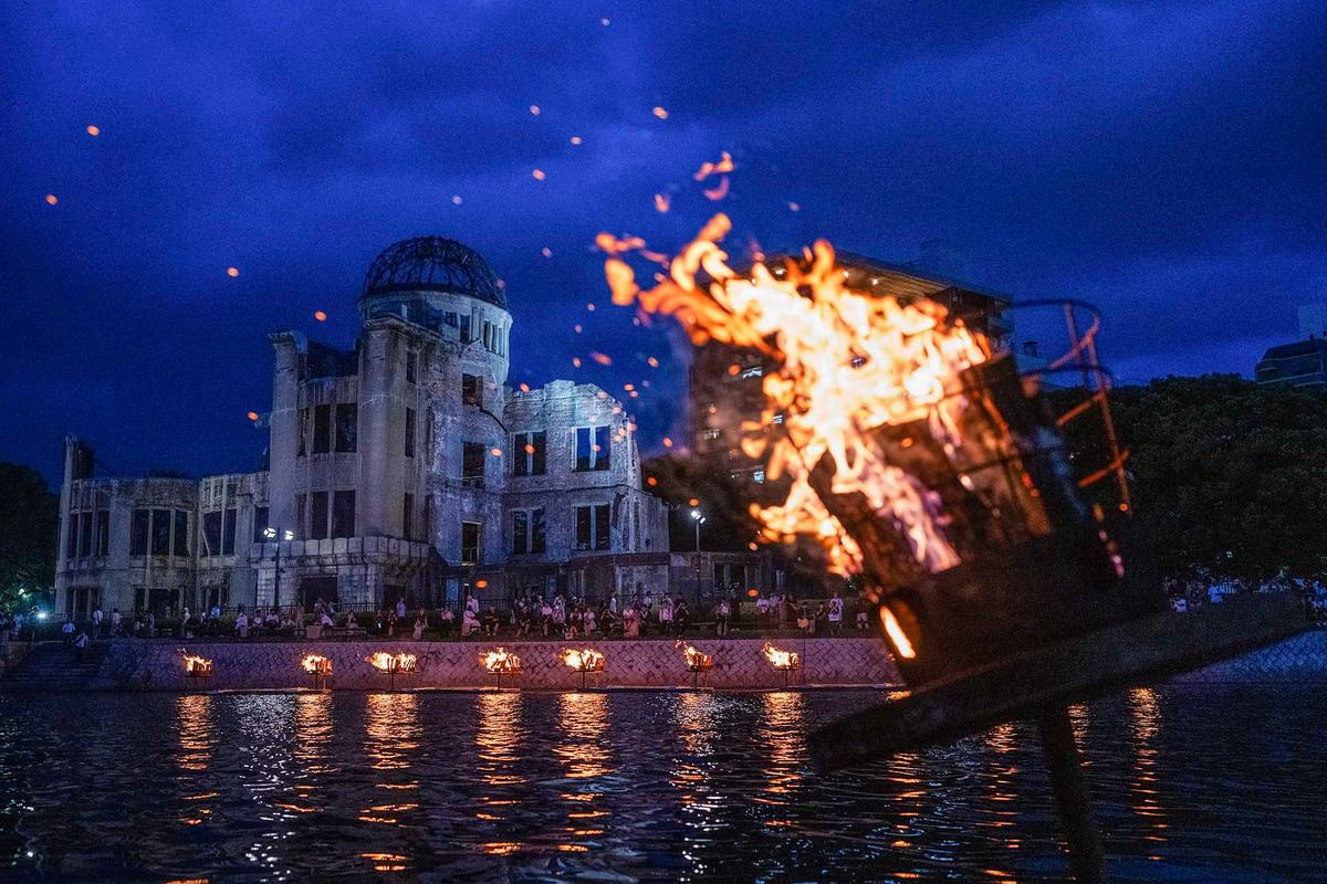 FOTO: 80 Tahun Tragedi Hiroshima, Api Unggun Menyala untuk Perdamaian