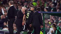 Pelatih Real Madrid Carlo Ancelotti (kiri tengah) bereaksi ketika pemain Real Madrid Karim Benzema berjalan keluar setelah diganti saat melawan Celtic pada pertandingan sepak bola Grup F Liga Champions di Celtic Park, Glasgow, Skotlandia, 6 September 2022. Real Madrid mengalahkan Celtic dengan skor 3-0. (AP Photo/Scott Heppell)