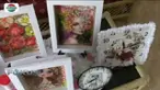 Seni decoupage atau seni menghias, menempel, dan mewarnai kertas, kini sedang digemari banyak kalangan.