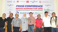 Press Conference Irman Gusman Cup dihadiri Legenda Timnas Indonesia yaitu Heri Kiswanto, Rully Nere dan Ketua Pelaksana IGC, Tria Supajeni (tengah) di Bunda Hotel, Padang, Sabtu (12/3/2016). (Bola.com/Nicklas Hanoatubun)