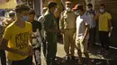 Pasukan keamanan Maroko memastikan penutupan toko dan meminta orang untuk kembali ke rumah di ibu kota Rabat pada Rabu (3/8/2021). Maroko memperpanjang jam malam dan memperketat pembatasan perjalanan ke tiga kota besar dalam upaya memperlambat lonjakan kasus corona COVID-19. (FADEL SENNA / AFP)