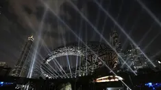 Pertunjukan laser menandai pembukaan Museum of the Future atau Museum Masa Depan, ruang pameran ide-ide inovatif dan futuristik, di Dubai, Uni Emirat Arab, Selasa (22/2/2022). Museum ini menawarkan pertunjukan teknologi yang diperkirakan akan ada di masa depan. (AP Photo/Kamran Jebreili)