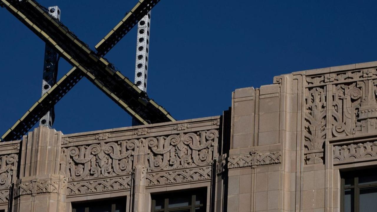 Beberapa hari setelah para pekerja melepaskan tulisan Twitter, logo 'X' raksasa tampak sudah berdiri kokoh di ketinggian gedungnya di kantor pusat di San Francisco.