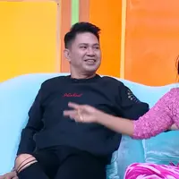 Penyayi Atiek CB dan Ronnie Sianturi salah satu yang menjalin hubungan baik setelah menikah. Meski tak dikaruniai anak, hubungan persahabatan keduanya masih terjalin baik hingga sekarang.  Seperti belum lama ini, Atiek CB dan Ronnie menjadi bintang tamu dalam acara Pagi-pagi Ambyar. [Youtube/TRANS TV Official]