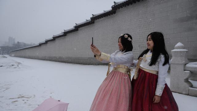 Saat Istana Gyeongbok di Korea Selatan Diselimuti Salju