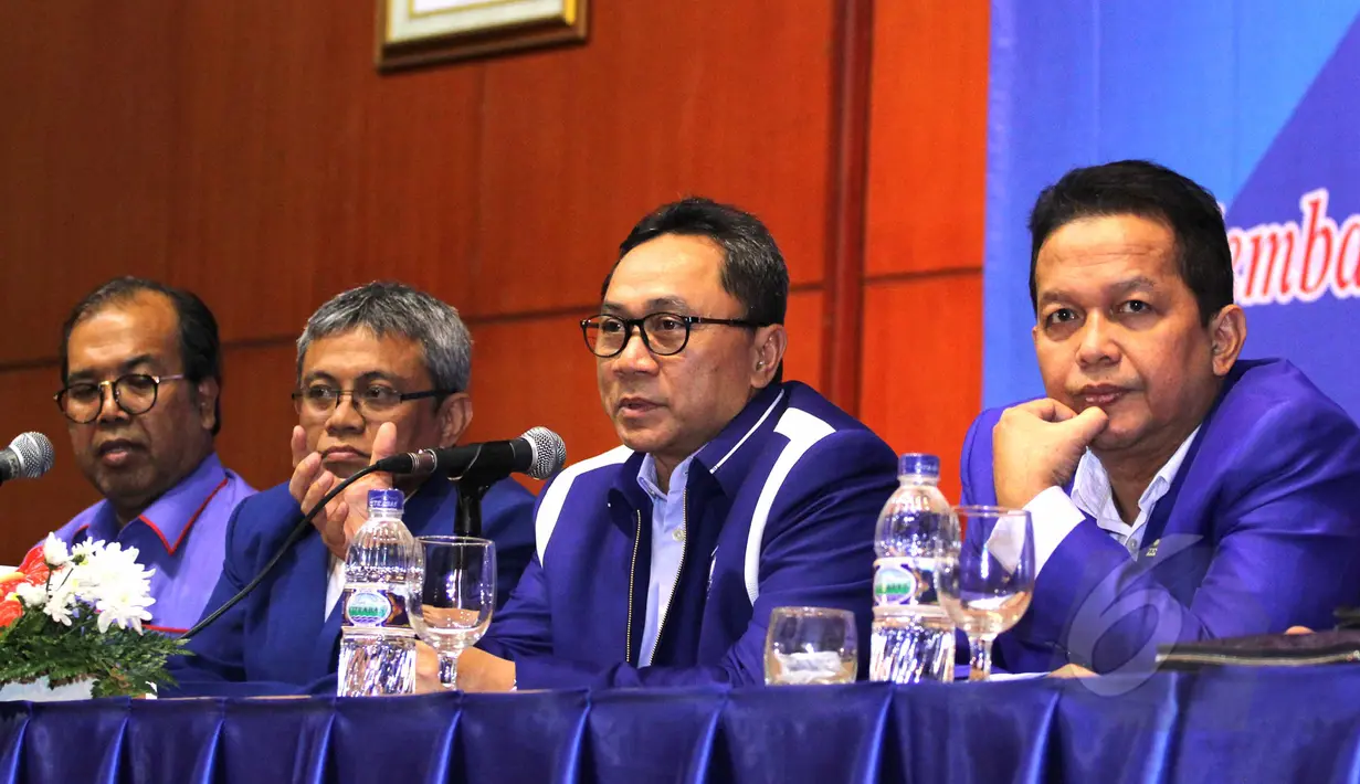 Ketum PAN Zulkifli Hasan (tengah) didampingi Ketua DPP PAN Didik J Rachbini (kedua kiri) dan Ketua Majelis Penasihat Partai PAN, Soetrisno Bachir (kanan) seusai penutupan Rakernas I DPP PAN, di Jakarta, Kamis (7/5/2015). (Liputan6.com/Helmi Afandi)