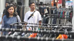 Pengunjung melihat-lihat saat gelaran Jakcloth Year End Sale di Plaza Tenggara GBK Senayan, Jakarta, Kamis (26/12/2019).  Di gelar pada 25-29 Desember 2019, Jakcloth tahun ini menghadirkan 400 clothing line lokal. (Liputan6.com/Angga Yuniar)