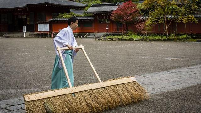 6 Potret Sapu dengan Bentuk Nyeleneh, Ada yang Terbuat dari Boneka