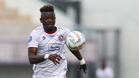 Pemain Arema FC, Ichaka Diarra mengejar bola pada laga pekan pertama BRI Liga 1 2023/2024 antara Dewa United melawan Arema FC di Stadion Indomilk, Tangerang, Minggu (2/7/2023). (Bola.com/Bagaskara Lazuardi)