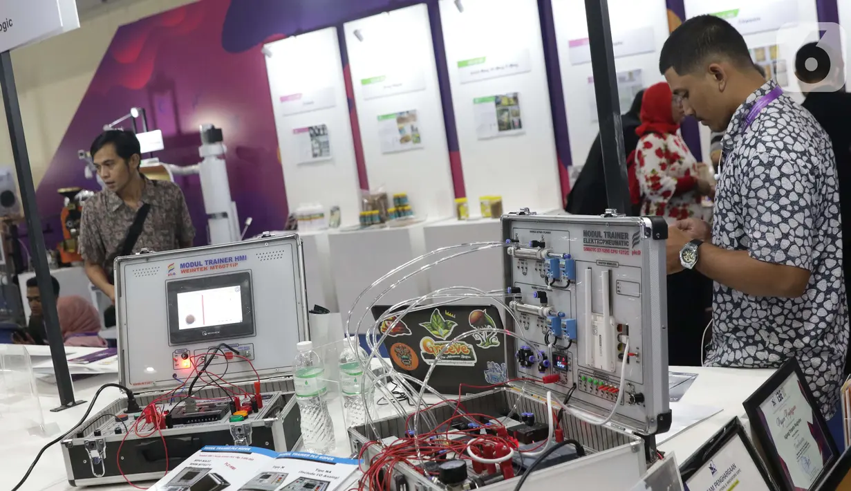 Pengunjung melihat-lihat hasil inovasi teknologi pada Startup Teknologi dan Inovasi Industri Anak Negeri 2019 di Hall B Jakarta, Minggu (6/10/2019). Ajang ini memamerkan inovasi teknologi yang dikembangkan mahasiswa dan inovator dari berbagai bidang. (Liputan6.com/Helmi Fithriansyah)