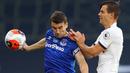 Gelandang Tottenham Hotspur, Giovani Lo Celso, berebut bola dengan bek Everton, Seamus Coleman, pada laga lanjutan Premier League di Tottenham Stadium, Selasa (7/7/2020) dini hari WIB. Tottenham menang 1-0 atas Everton. (AFP/Richard Heathcote/pool)