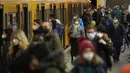 Warga memakai masker untuk melindungi diri dari COVID-19 di stasiun transportasi umum Friedrichstrasse, Berlin, Jerman, Selasa (30/11/2021). Otoritas Jerman mewajibkan penggunaan masker di transportasi umum dan penumpang perlu divaksinasi, pulih atau negatif COVID-19. (AP Photo/Markus Schreiber)