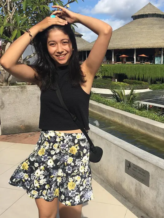 Seperti Putri, Selly masih memiliki gaya yang sedikit girly. Seperti ini misalnya, ia memakai short pants bermotif bunga-bunga dengan atasan tank top warna hitam. Cantik banget pastinya! (Instagram)