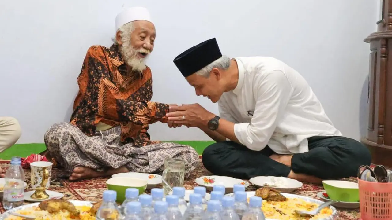 Calon presiden Ganjar Pranowo bersilaturahmi ke kediaman Abuya Muhtadi di Pondok Pesantren Roudatul Ulum, Kampung Cidahu, Dusun Tanagara, Kec. Cadasari, Kab. Pandeglang, Prov. Banten, Senin (13/11/2023) (Istimewa)