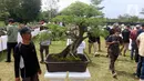 Suasana pameran dan kontes tanaman bonsai di Lapangan Bola Chikal, Tapos, Depok, Jawa Barat, Minggu (4/12/2022). Pameran dan kontes tersebut terdiri dari dua kelas, yaitu kelas prospek dan kelas jadi. (merdeka.com/Arie Basuki)