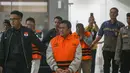 Bupati Lombok Barat Lalu Ahmad Zaini berjalan menuju mobil tahanan usai menjalani pemeriksaan di Gedung Merah Putih KPK, Jakarta, Selasa (21/7/2026). (KLY/Arie Basuki)