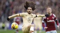 Pemain Chelsea, Marc Cucurella, berusaha mengontrol bola saat melawan West Ham United pada laga Liga Inggris di Stadion Olimpiade, London (11/2/2023). Hasil itu membuat Chelsea tetap bertahan di peringkat sembilan klasemen sementara Liga Premier Inggris dengan 31 poin dari 22 laga. (AP Photo/David Cliff)