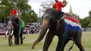 Jelang perhelatan Piala Dunia 2014 di Brasil, sekumpulan gajah berlaga melawan beberapa siswa sekolah di provinsi Ayutthaya, Thailand, (9/6/2014). (REUTERS/Chaiwat Subprasom)
