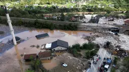 Sebuah foto udara menunjukkan tim penyelamat dan tim darurat membersihkan puing-puing dan mencari korban selamat di daerah banjir di sepanjang ngarai sungai Neretva setelah hujan lebat di desa Donja Jablanica, sekitar 50 Km (31 mil) di barat daya Sarajevo, pada tanggal 4 Oktober 2024. (ELVIS BARUKCIC/AFP)