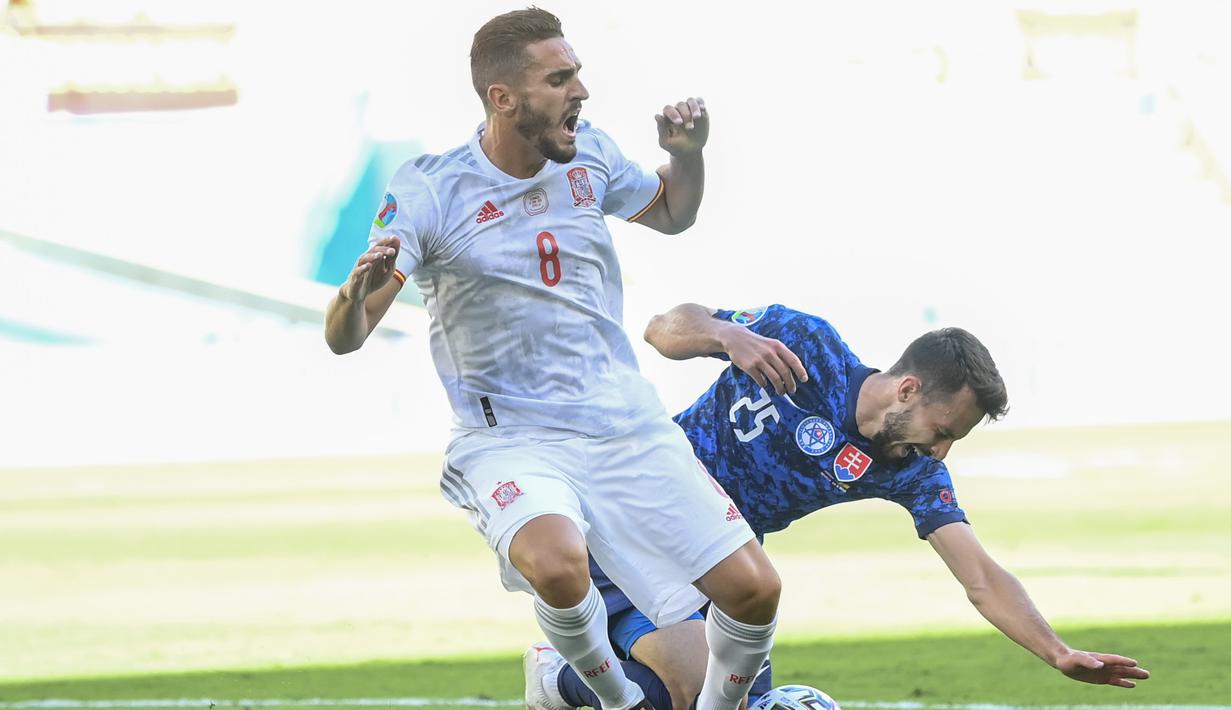 Spanyol langsung menekan Slovakia di awal laga. Pada menit ke-12 Spanyol mendapat hadiah penalti akibat pelanggaran gelandang Slovakia, Jakub Hromada terhadap Koke di dalam kotak penalti. (Foto: AP/Pool/David Ramos)
