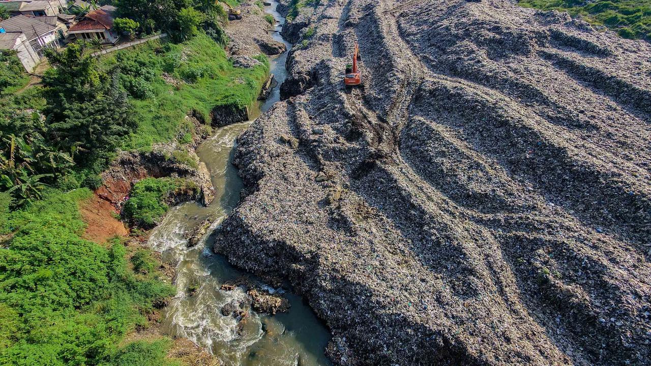 FOTO: Aliran Kali Pesanggrahan Menyempit Akibat Longsoran Sampah TPA Cipayung