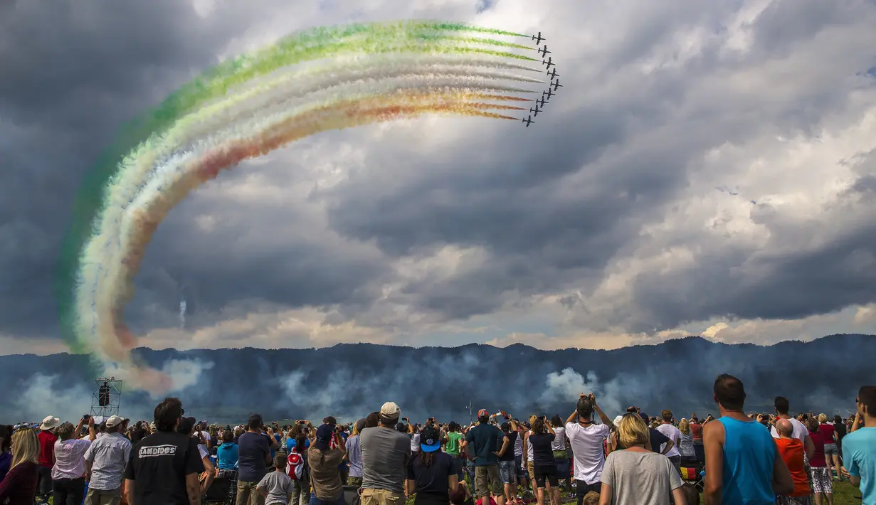 Atraksi dari Skuad Frecce Tricolori asal Italia saat pertunjukkan udara "Airpower 16" di Zeltweg, Austria, Jumat (2/9). (AFP Photo/Erwin Scheriau)