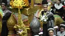 Sebuah perahu membawa foto mendiang Raja Thailand Bhumibol Adulyadej selama festival Rab Bua di Samut Prakan (4/10). (AFP Photo/Lillian Suwanrumpha)