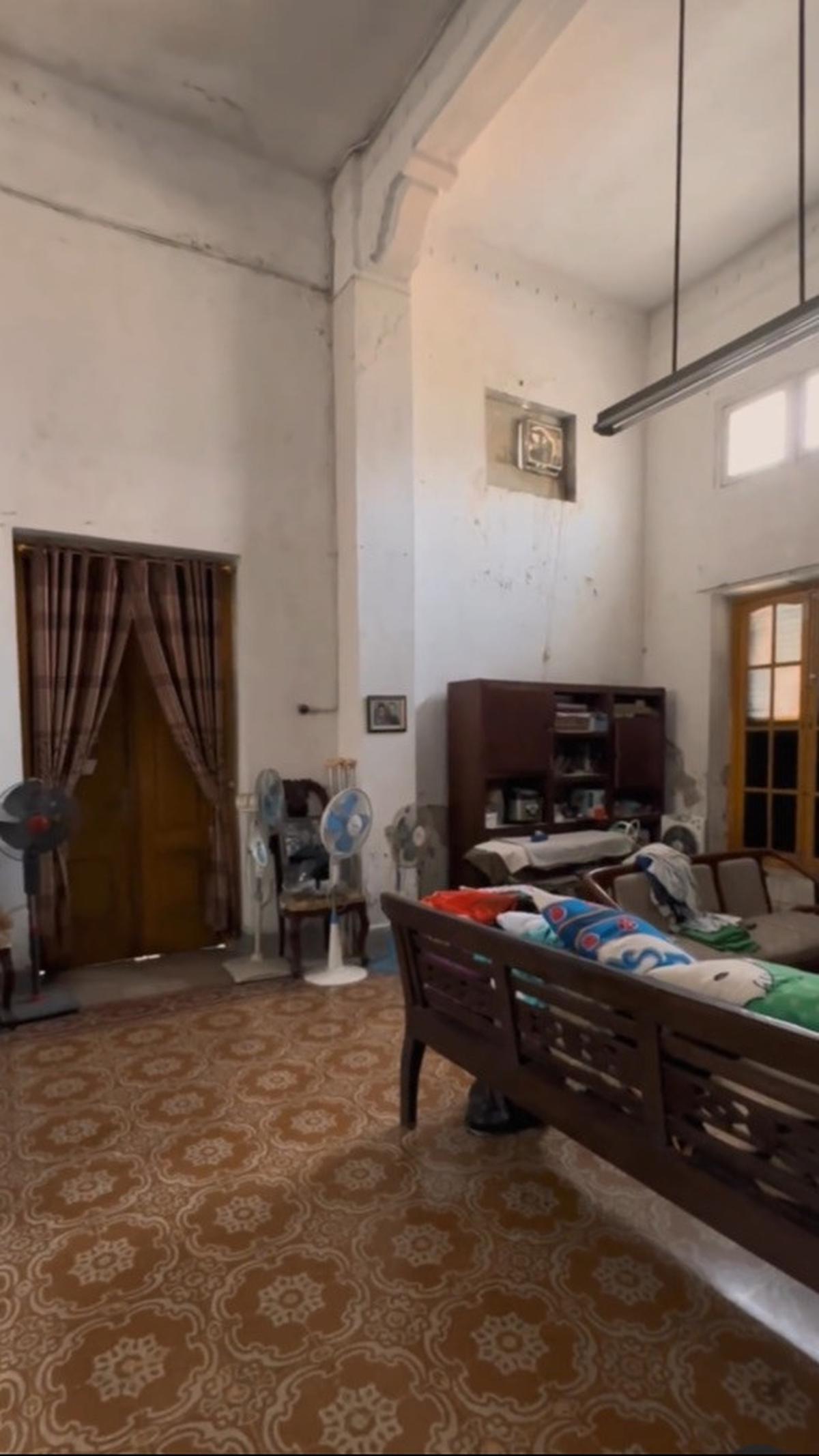 Seluruh furniture hingga perabotan rumah ini terlihat sangat klasik dan mempertahankan bentuk awal. Tak ada ditemukan barang-barang modern selain kipas angin dan beberapa alat elektronik.