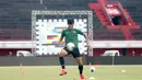 Pemain Timnas Indonesia, Hanif Sjahbandi, mengontrol bola saat latihan di Stadion I Wayan Dipta, Bali, Senin (14/10). Latihan ini persiapan jelang laga Kualifikasi Piala Dunia 2022 melawan Vietnam. (Bola.com/Aditya Wany)