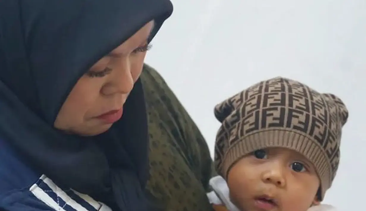 <p>Mama Redi juga tampak sangat bahagia ketika momong Baby Leslar. Anak Lesti dan Rizky Billar itu tampak anteng saat digendong neneknya. (Foto: instagram.com/ayah_kejora)</p>