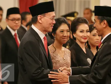 Presiden Joko Widodo memberi selamat kepada Eddy Sariaatmadja sebagai anggota Komisi Ekonomi dan Industri Nasional (KEIN) di Istana Negara, Jakarta, Rabu (20/1/2016). (Liputan6.com/Faizal Fanani)